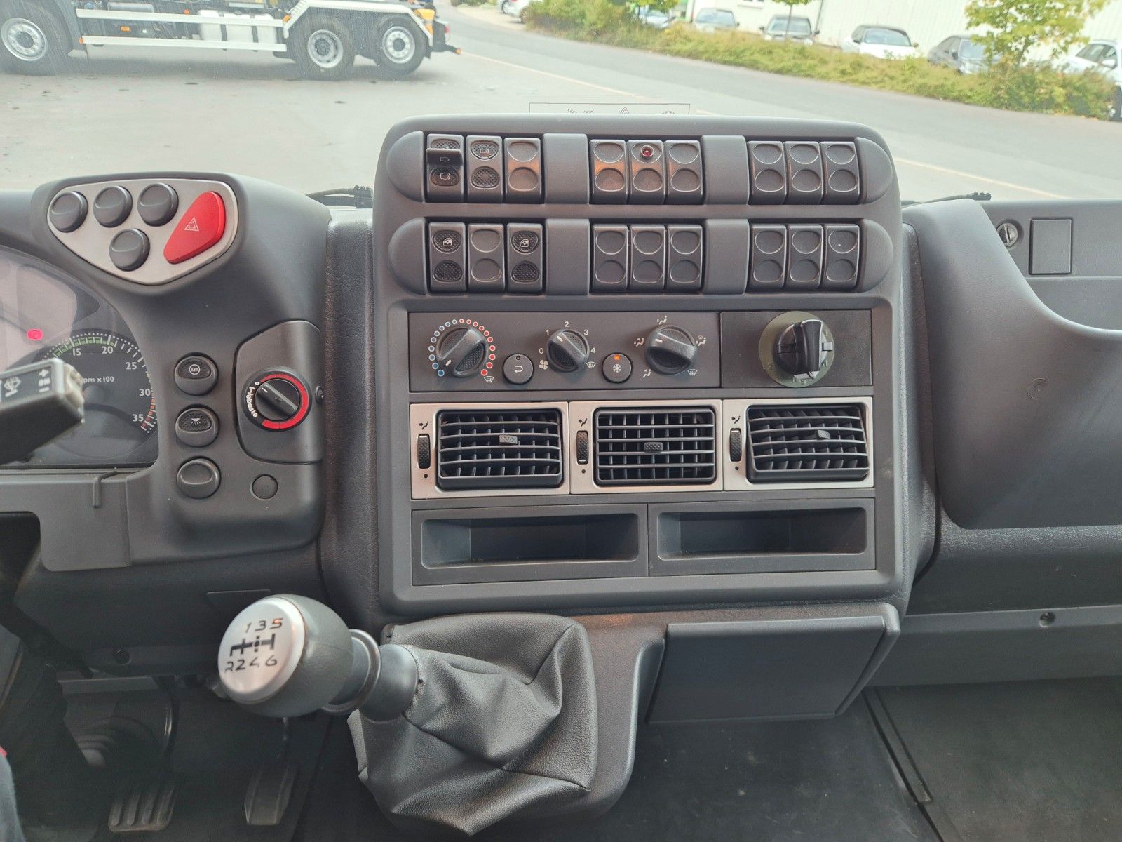 Fahrzeugabbildung Iveco Eurocargo ML100E22WM-BW 4x4 Pritsche L-Haus Bett