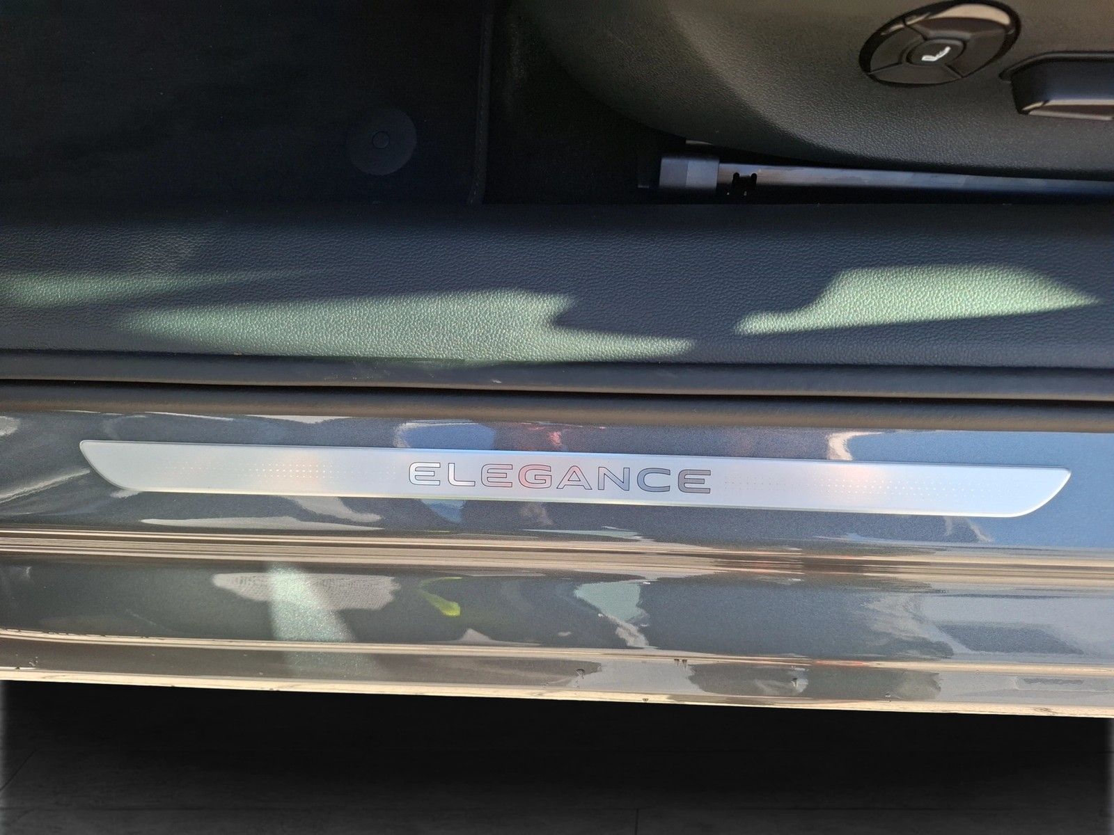 Fahrzeugabbildung Volkswagen Passat Variant TDI Elegance DSG Matrix AHK Navi