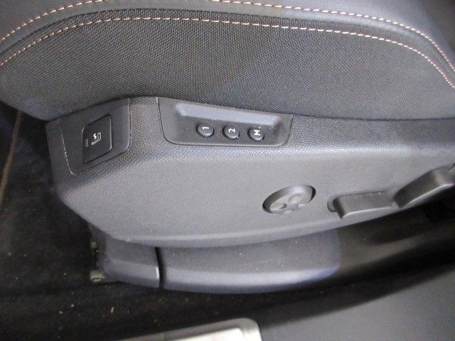 Fahrzeugabbildung Peugeot 5008 GT 1.2T NAVI/LED/SHZ/LEDER/PDC+CAM/PARKASS.