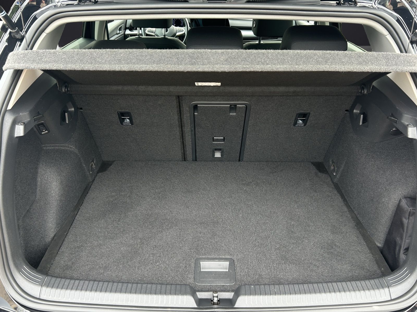Fahrzeugabbildung Volkswagen Golf VIII TDI Active DSG LED Navi AHK ACC RFK SH