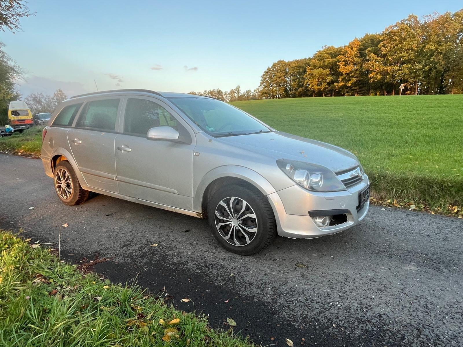 Opel Astra 2006 — rear view
