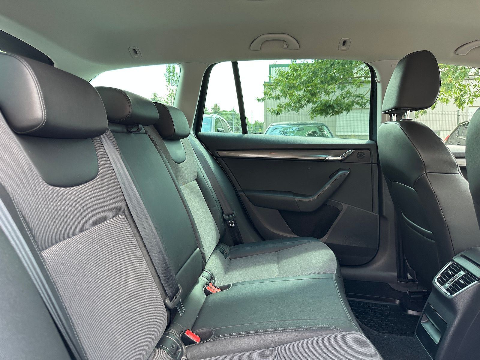 Fahrzeugabbildung SKODA Octavia Combi DSG /LED/NAVI/DAB/StandHz/Lane/BSP