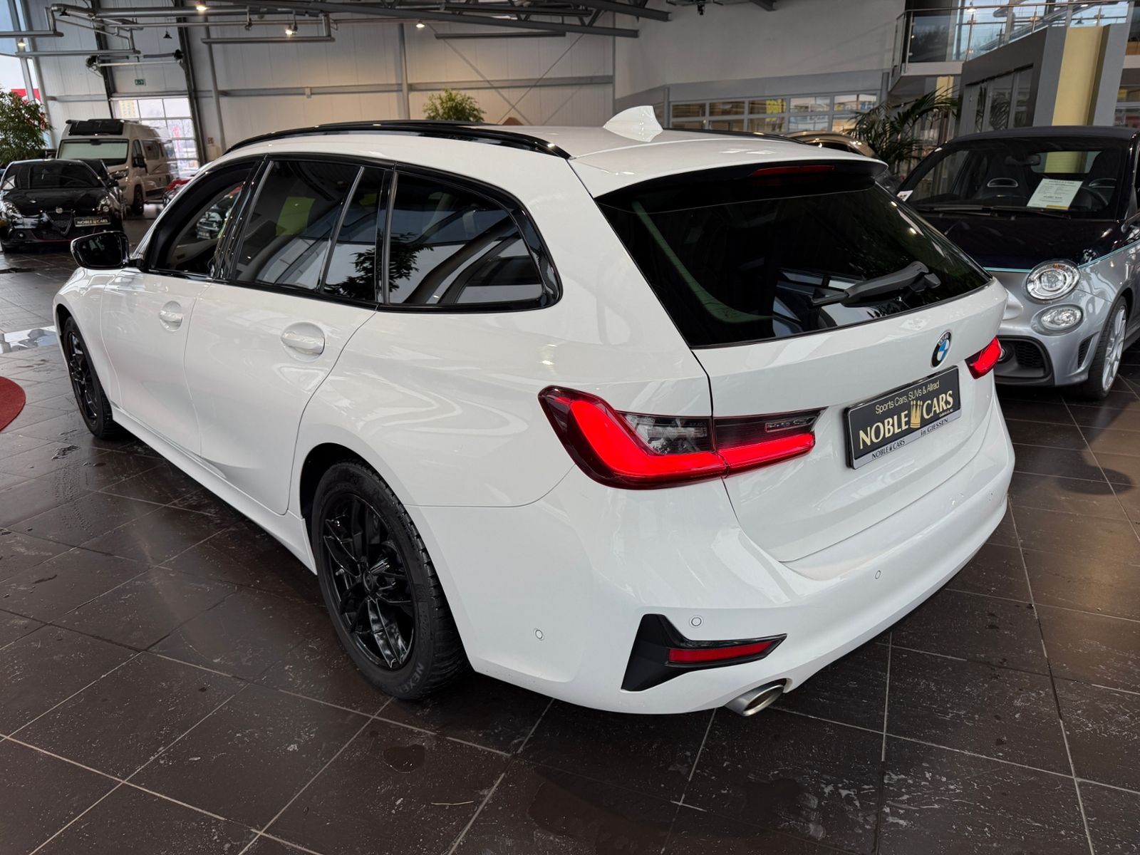 Fahrzeugabbildung BMW 320i Touring Sport Line PANO ACC LASER RFK