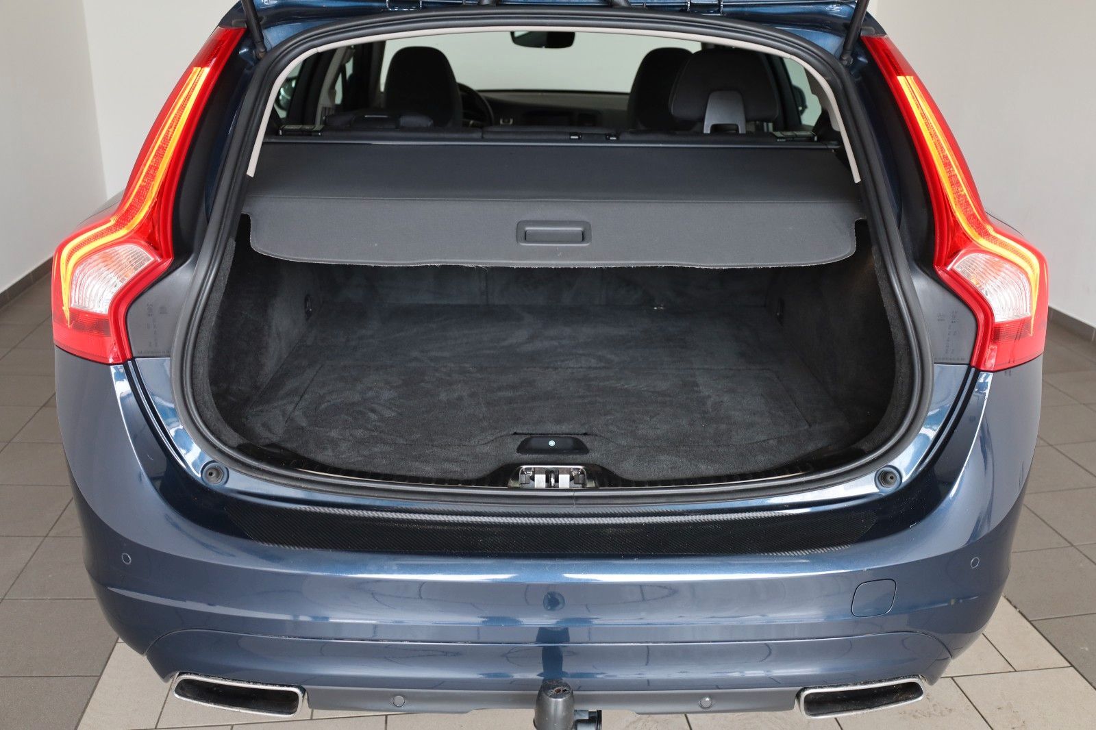 Fahrzeugabbildung Volvo V60 Kombi Momentum T.Leder,Navi,Xenon,Kamera,AHK