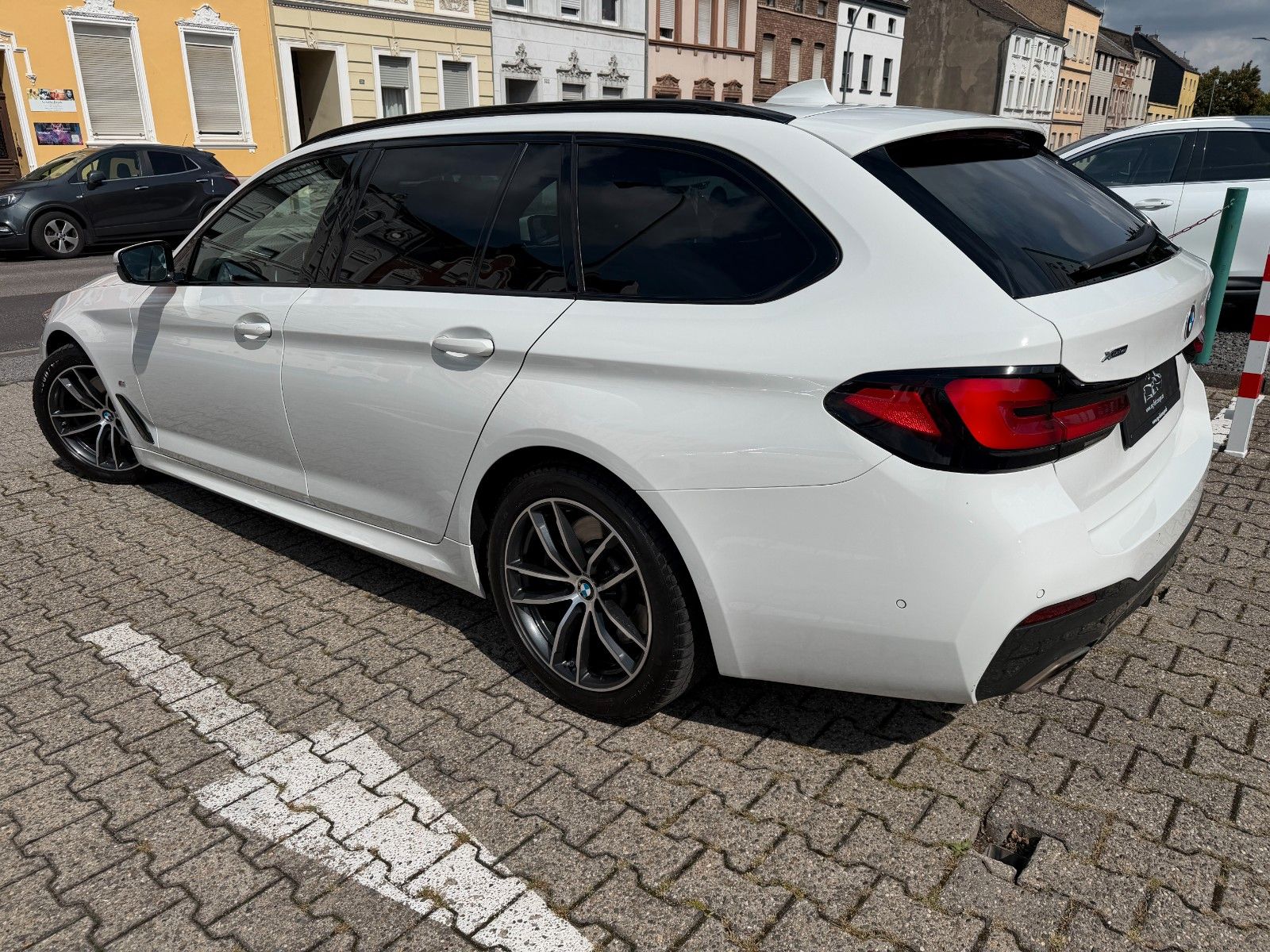 Fahrzeugabbildung BMW 540d Touring xDrive M Sport AHK PANO HUD LEDER