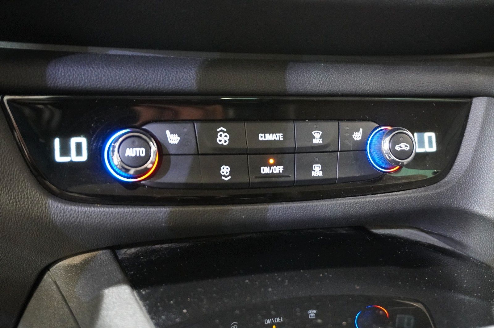 Fahrzeugabbildung Opel Insignia B ST 2.0D DYNAMIC 4X4 NAVI/LED/SHZ/AHK