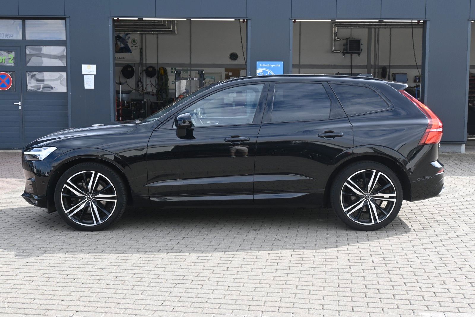 Fahrzeugabbildung Volvo XC60 B5D AWD R-Design*LED*PANO*STHZ*LUFT*B&W*AHK