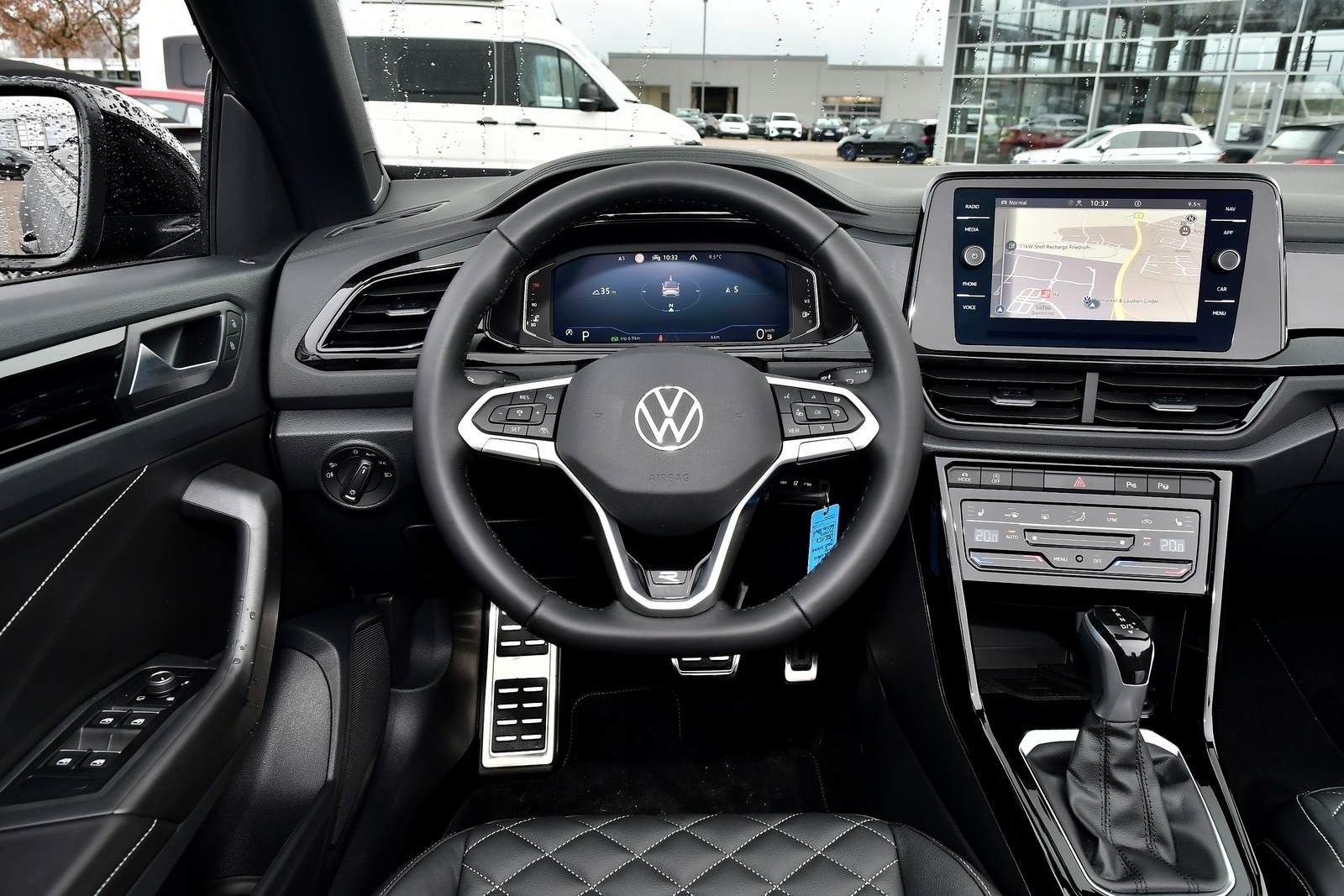 Fahrzeugabbildung Volkswagen T-Roc Cabriolet R-Line Edition Black 1.5 l TSI O
