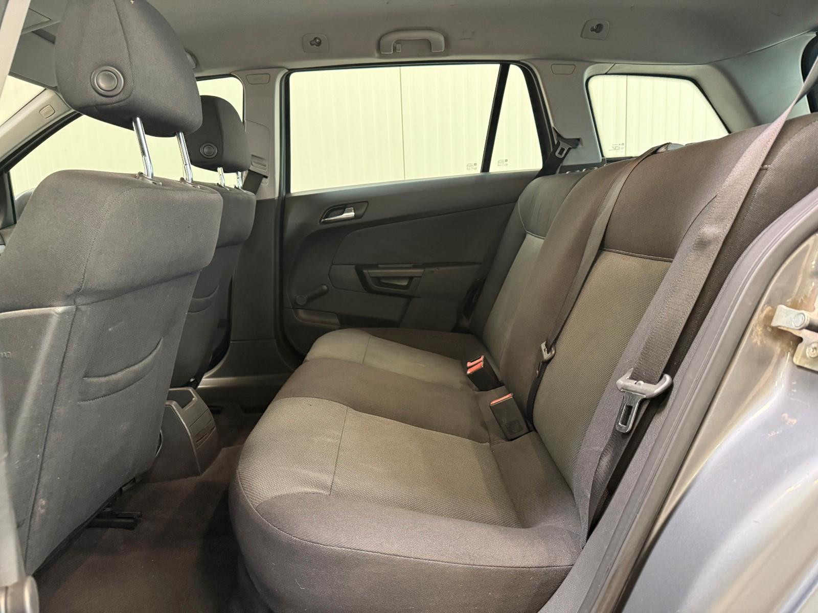Opel Astra 2006 — photo 13