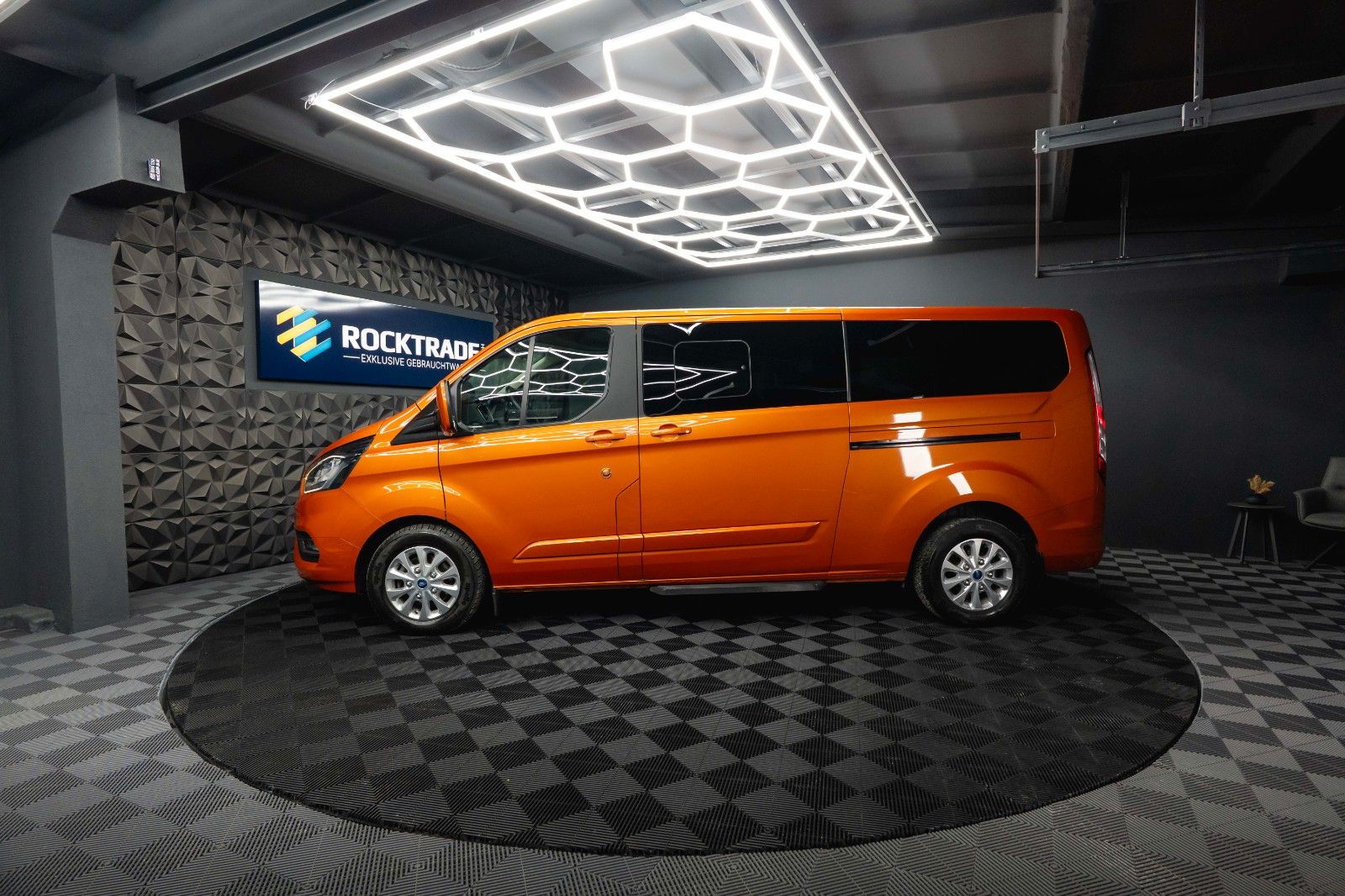 Fahrzeugabbildung Ford Tourneo Custom Kombi 320 L2 Trend Lang 9 Sitze