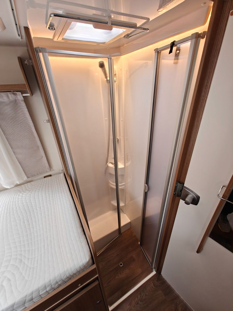 Fahrzeugabbildung Carado T-447 - Solar, SAT, TV, Markise, Einzelbetten -