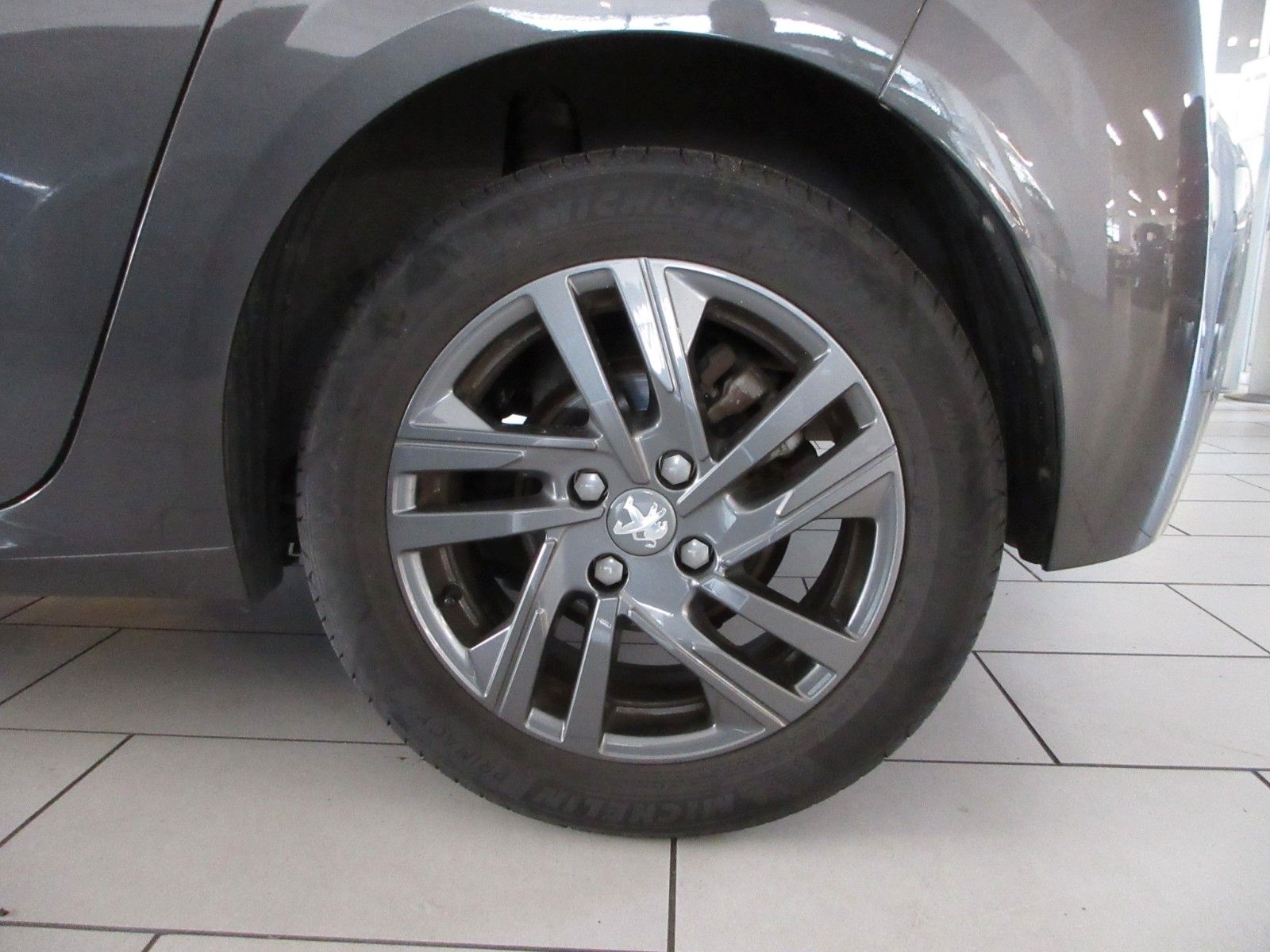 Fahrzeugabbildung Peugeot 208 Active Pack 1.2T LED/NAVI/SHZ/PDC/ALU