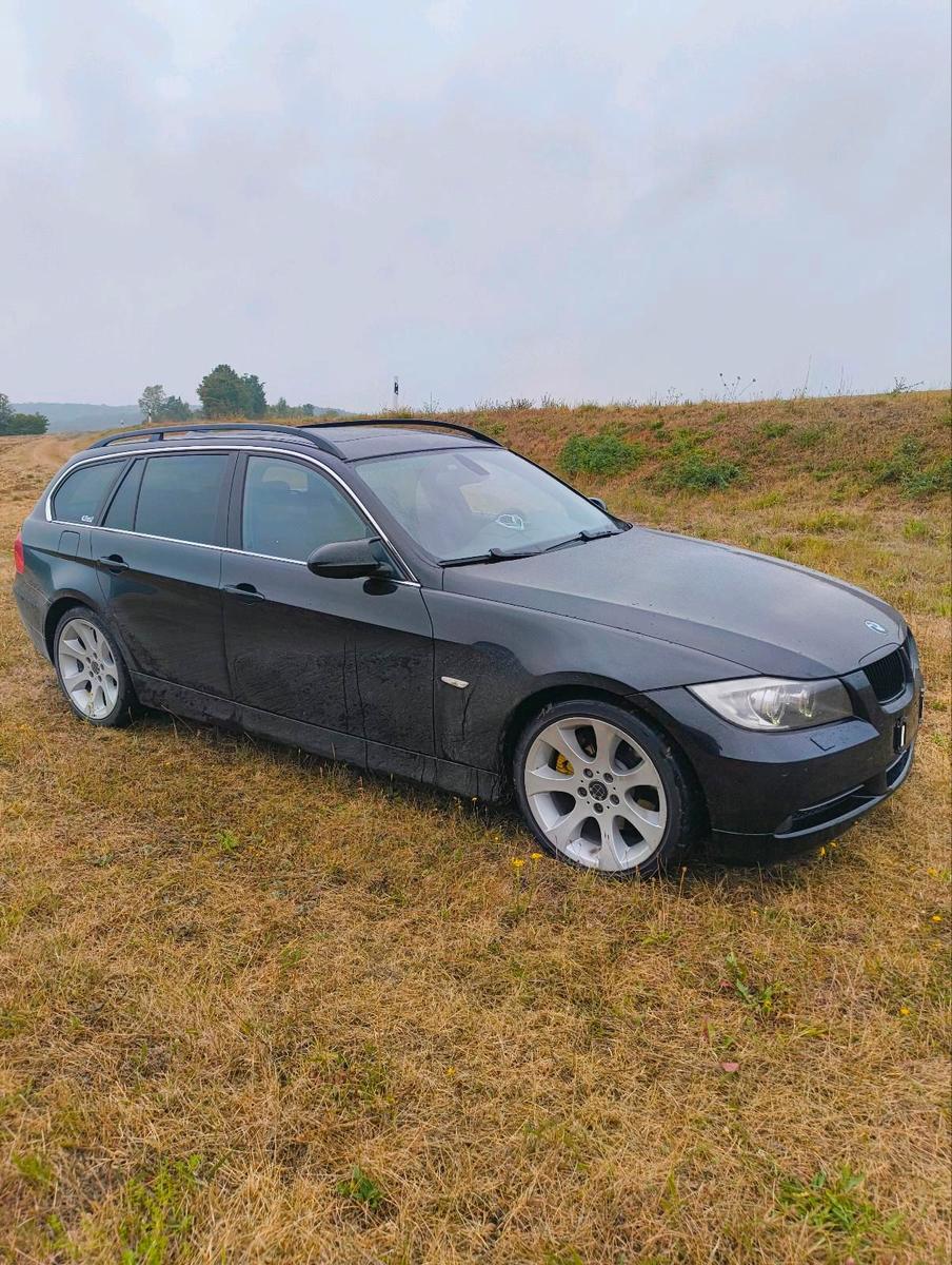 BMW 330 2006 — rear view