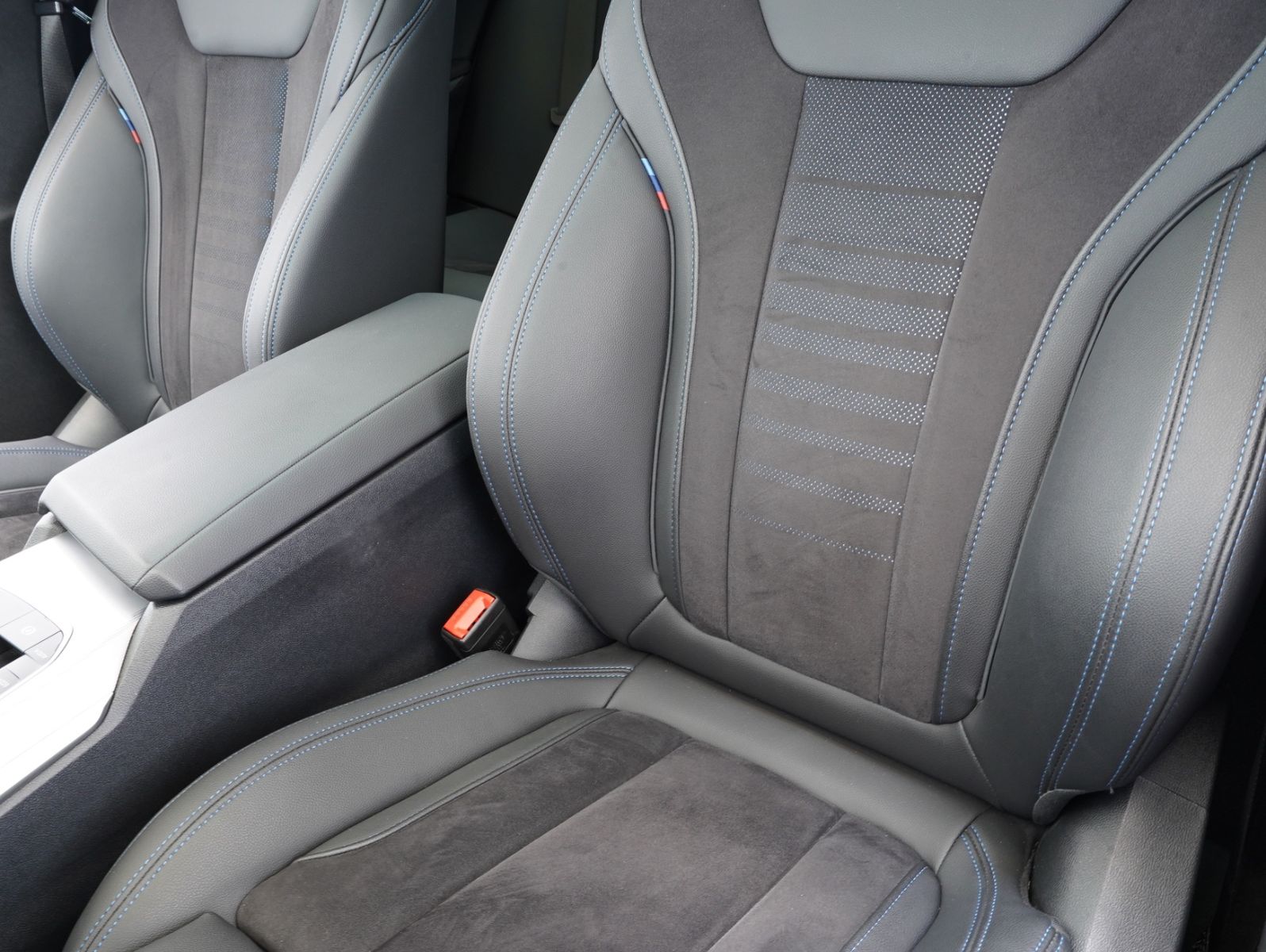 Fahrzeugabbildung BMW 320 i Touring M Sport SHADOW/WIDE/HEADUP/PANO