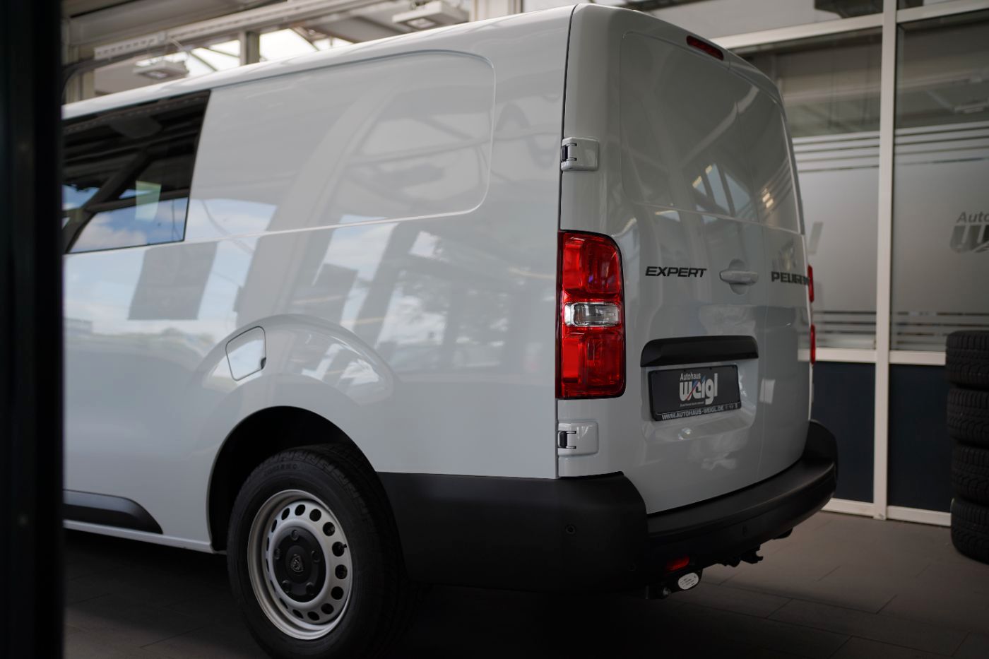 Fahrzeugabbildung Peugeot Expert DoKa L3 BlueHDi 180 EAT8 Doppelkabine