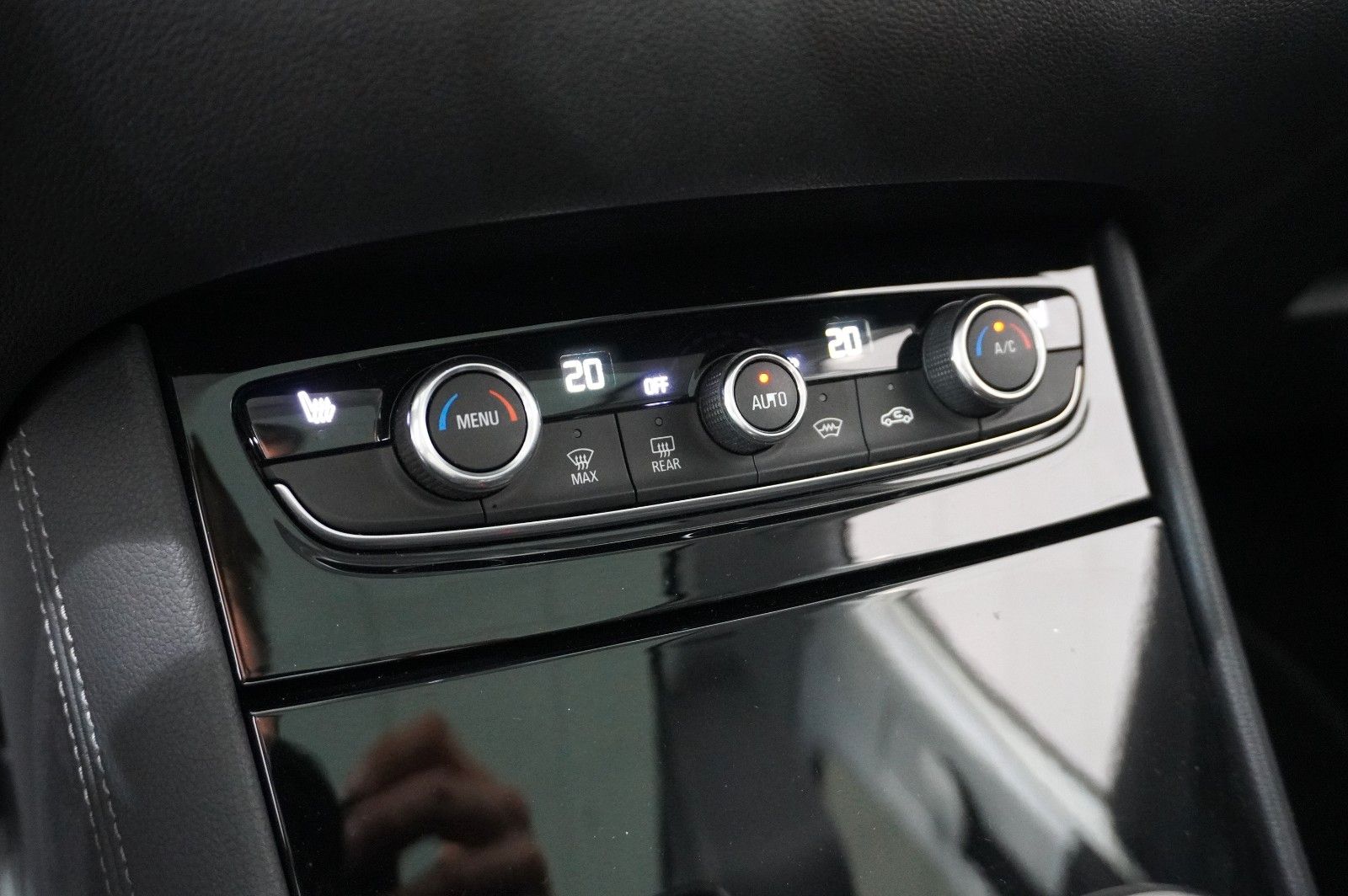 Fahrzeugabbildung Opel Grandland (X) 1.2T INNOV. NAVI/LED/KAMERA/PANO.