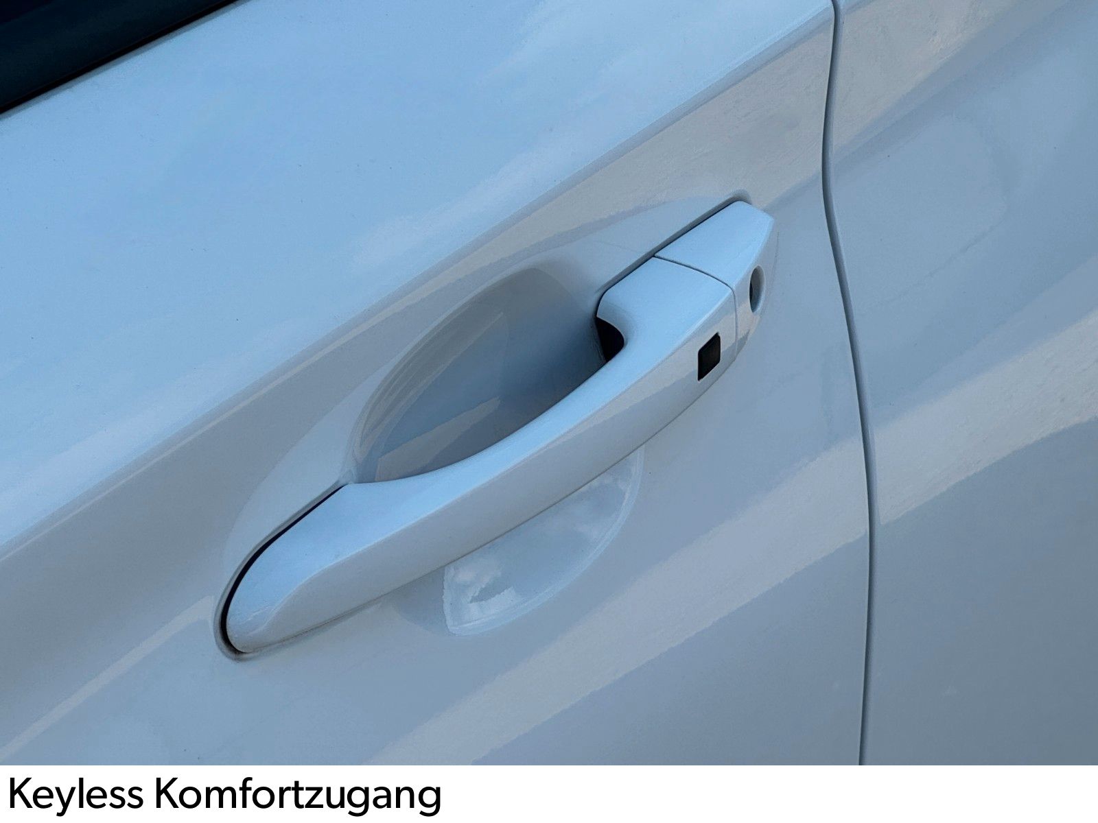 Fahrzeugabbildung Hyundai KONA E Select LKA ACC PDC SHZ LHZ Navi CarPlay