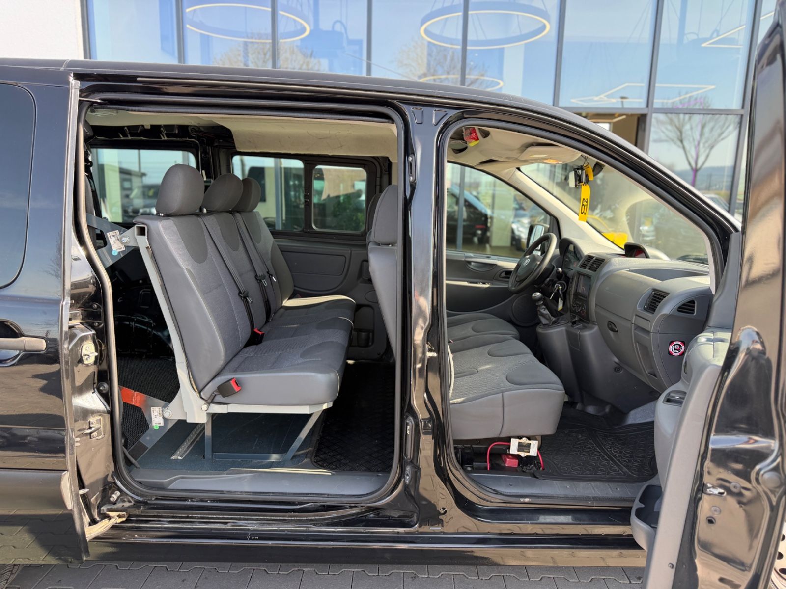 Proace L2H1 Comfort 2.0 6-Sitzer Rollstuhl Rampe