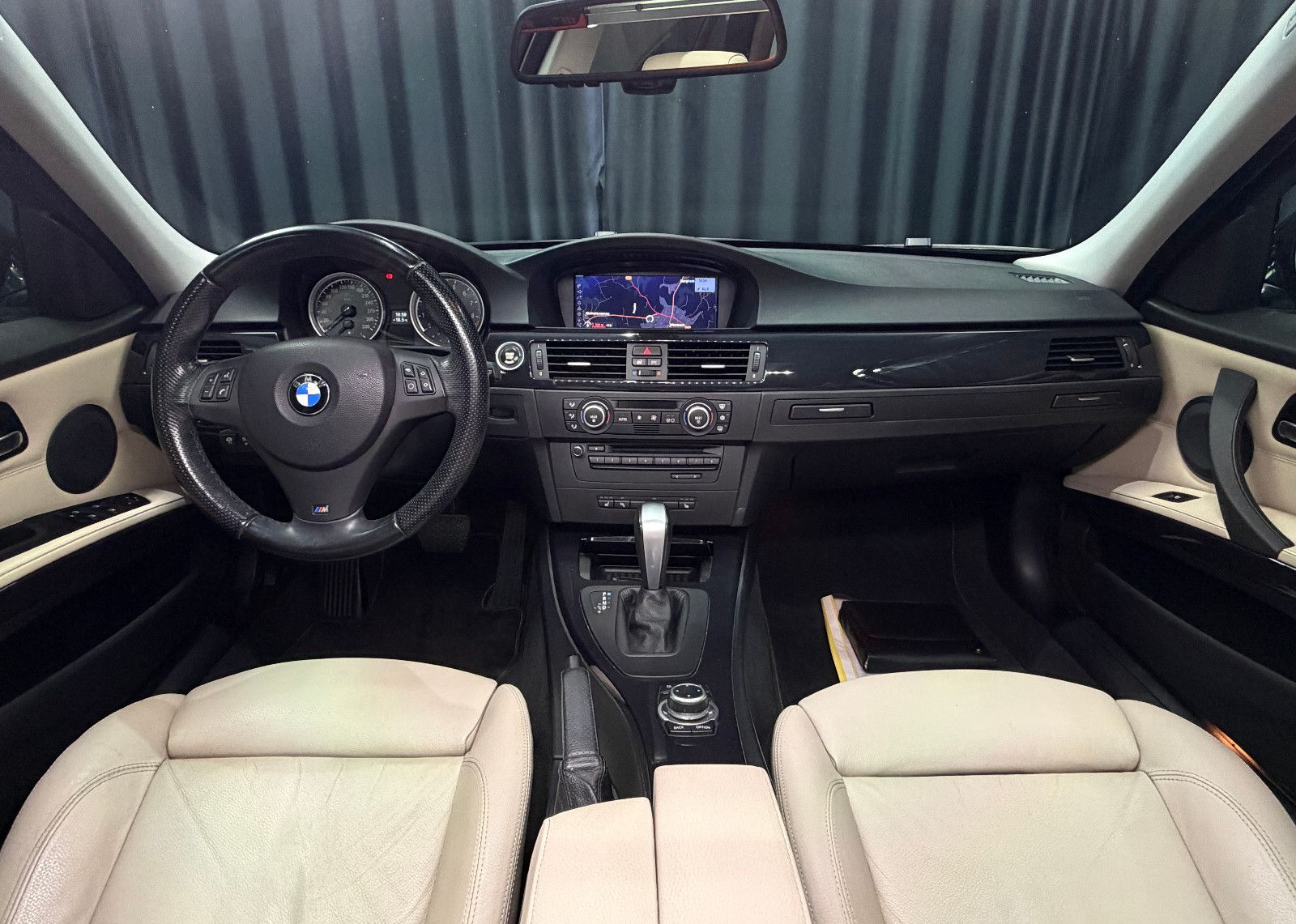 Fahrzeugabbildung BMW 335 i xDrive Touring|LEDER|NAVI|PANO