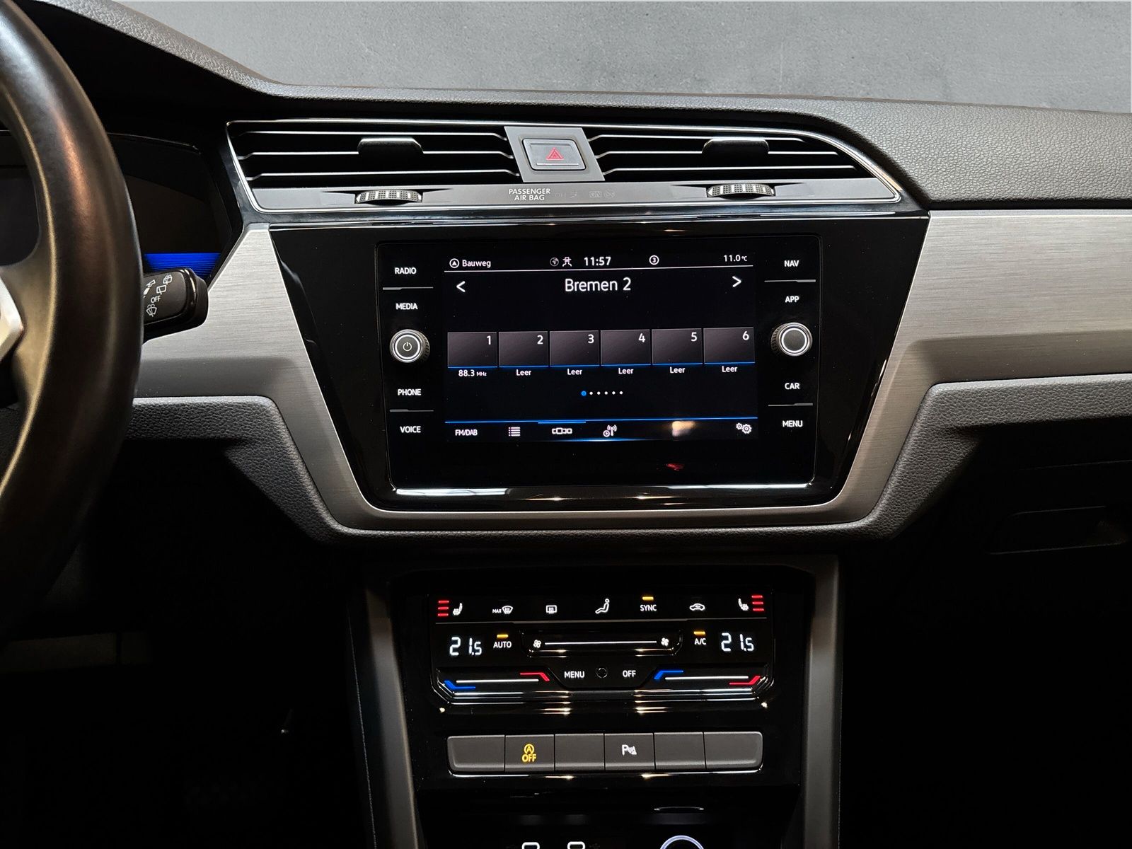Fahrzeugabbildung Volkswagen Touran 1.5 TSI DSG digitalCP Navi SHZ ACC PDC