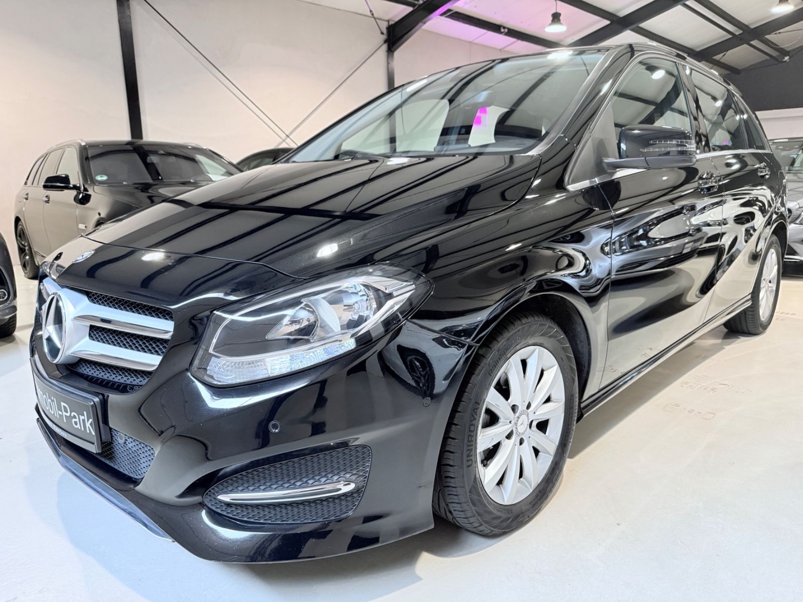 MERCEDES-BENZ B 180