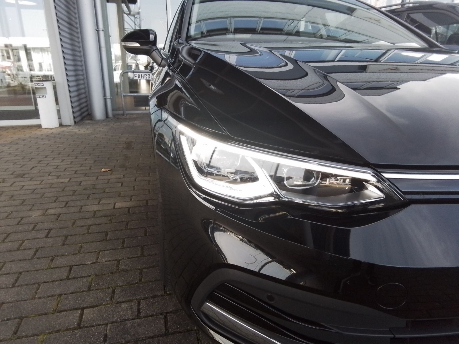 Fahrzeugabbildung Volkswagen Golf VIII TDI DSG AHK PANO RFK HuD ACC LED AID N