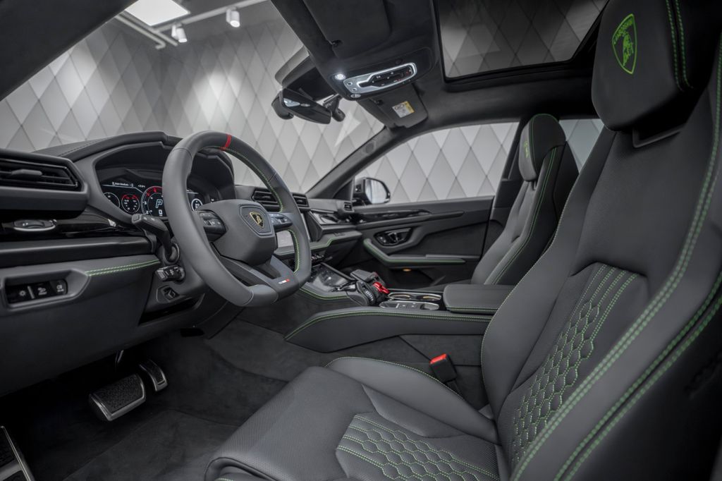 Urus 4.0 V8 SE MATT BLACK AKRAPOVIC CARBON - Bild 14