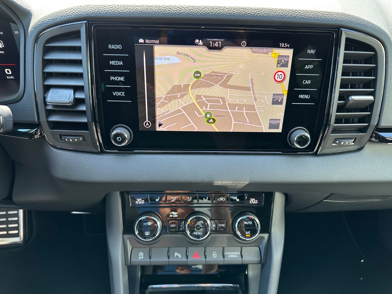 Fahrzeugabbildung SKODA Karoq 1.5 TSI Sportline DSG Pano/AHK/Navi/Matrix