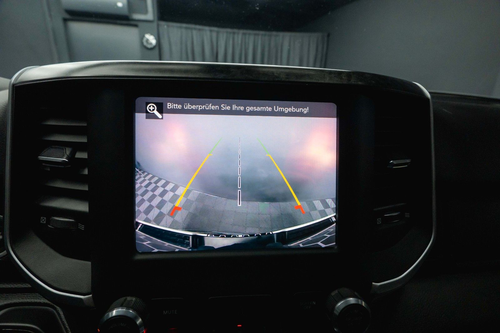 Fahrzeugabbildung Dodge RAM 5.7 V8 HEMI 4x4 OFFROAD Night-Paket *LED*