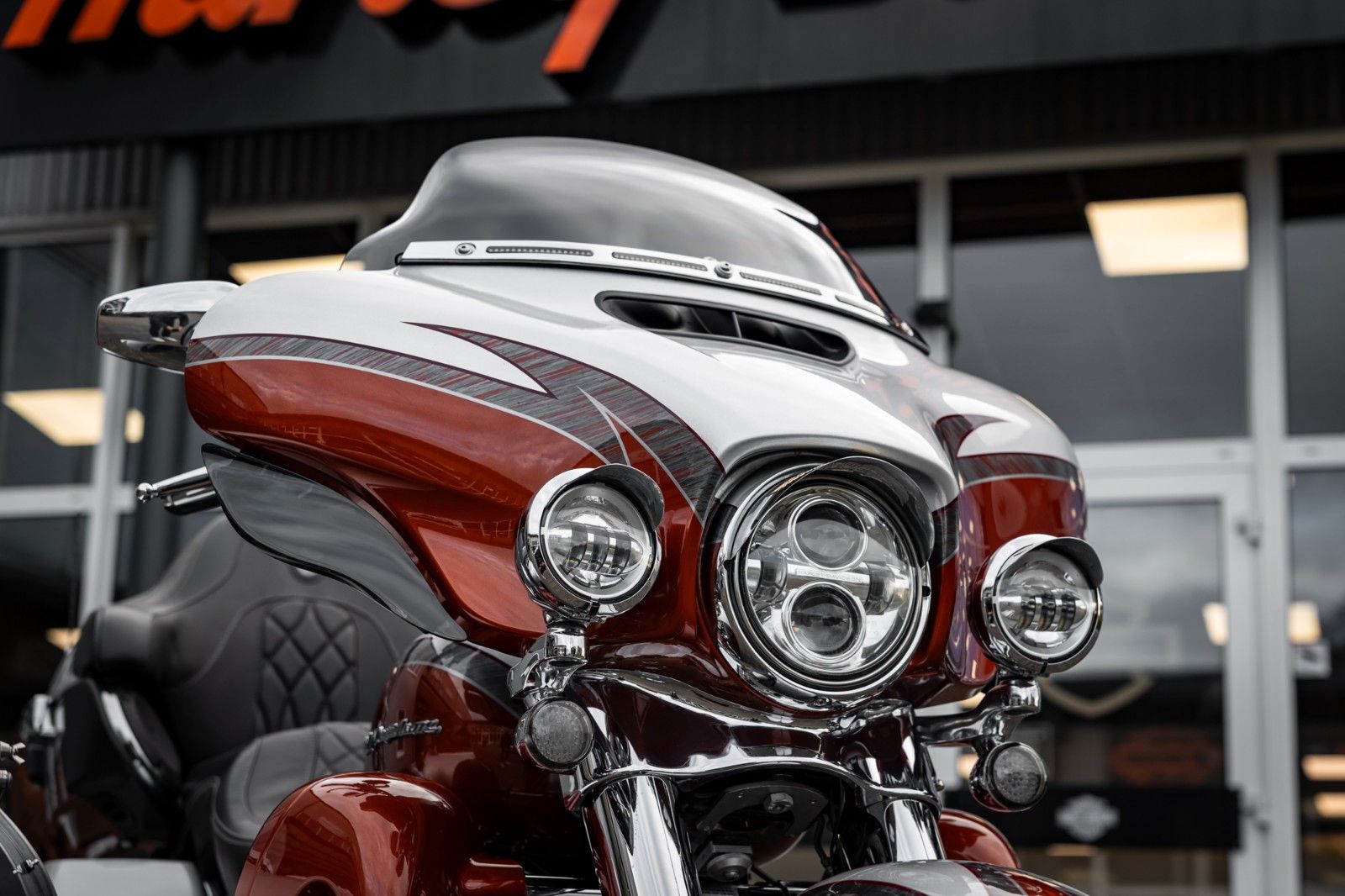 Fahrzeugabbildung Harley-Davidson FLHTKSE CVO E-Glide - V-Triebwerk Gespann