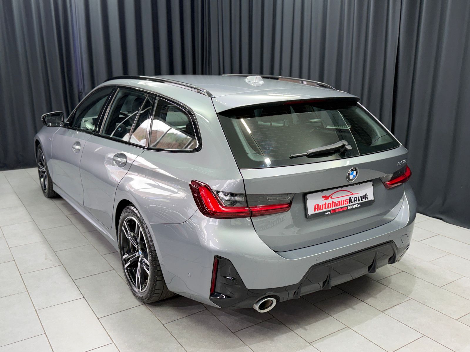 Fahrzeugabbildung BMW 330i Touring M Sport|HIFI|WIDESCREEN|KAMERA|NAV