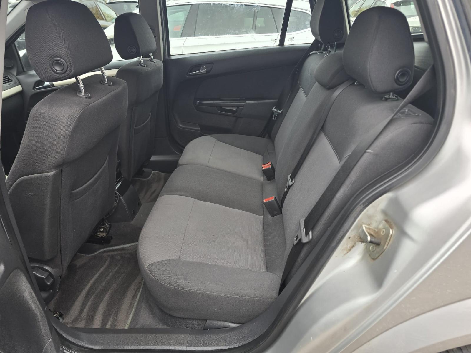 Opel Astra 2008 — photo 11