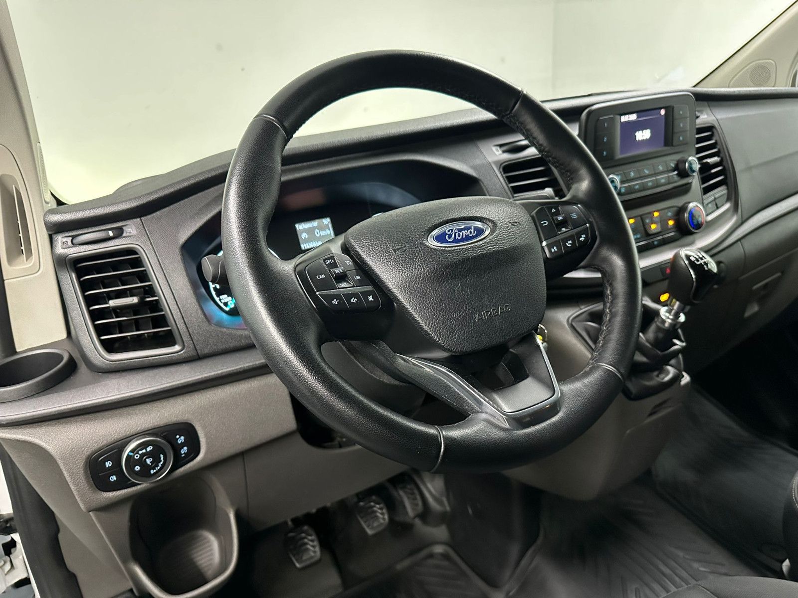Fahrzeugabbildung Ford Transit Custom 320 L1H1 9-SITZE*2xKLIMA*TEMPO*ZH