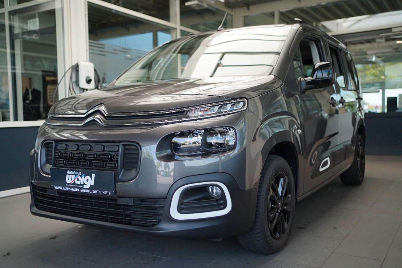 Fahrzeugabbildung Citroën Berlingo M PureTech 130 EAT8 Shine Automatik DAB