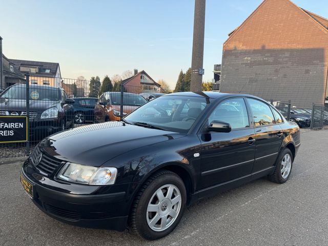 Volkswagen PASSAT/1HAND/RENTNERFAHRZEUG/KLIMA/AUTOMATIK/ALU