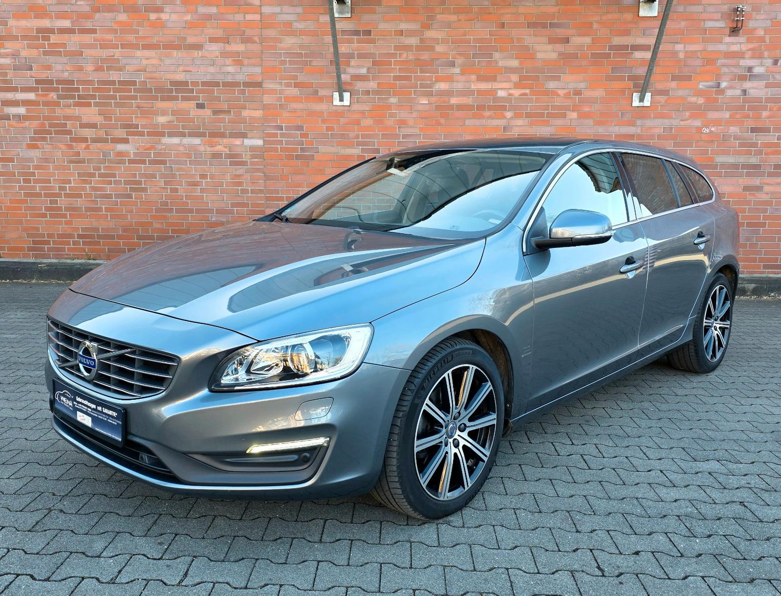 Volvo V60 Kombi // R-Kamera // Leder // Schiebedach
