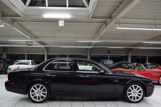 Fahrzeugabbildung Jaguar XJ8 4.2 Liter Sovereign/Schwarz mit beige/Top