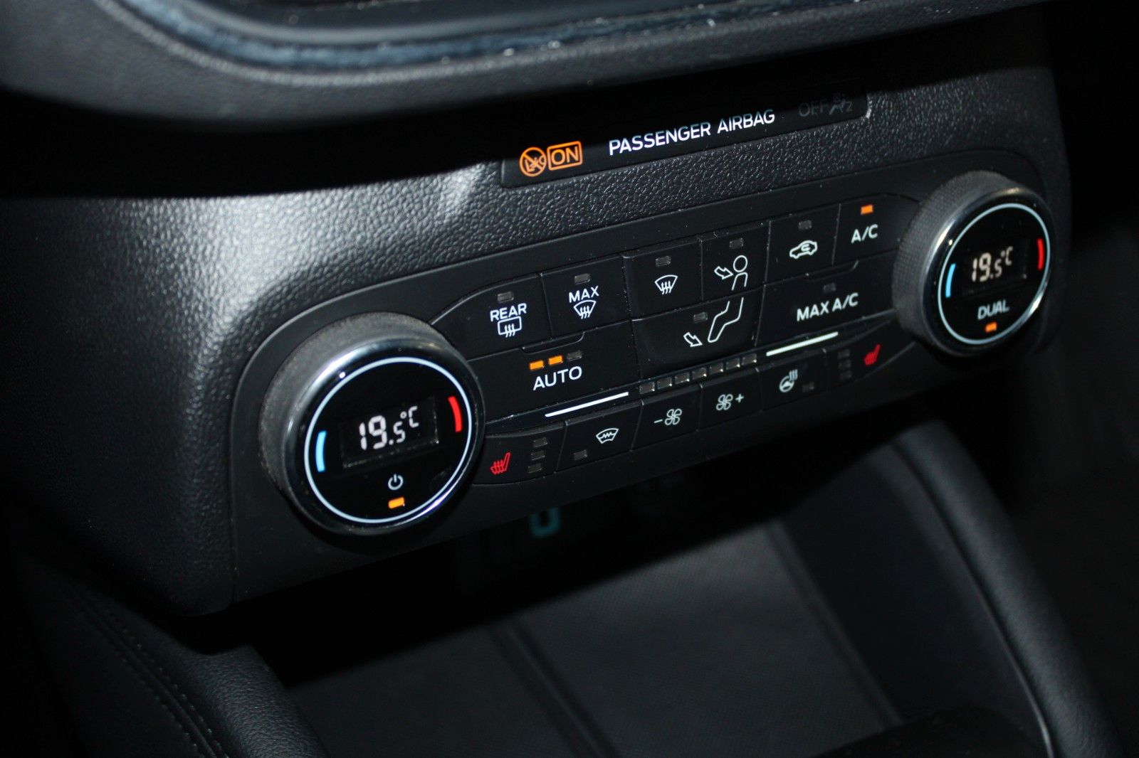 Fahrzeugabbildung Ford Focus Titanium Automatik AHK LED ACC WinterPak.