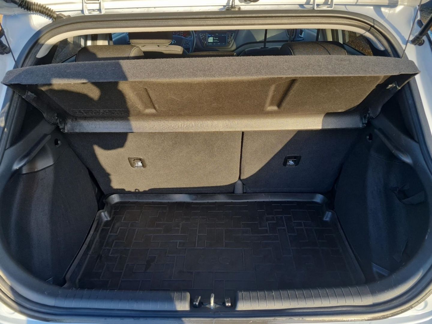 Fahrzeugabbildung Hyundai i20 ADVANTAGE 1.2 FL ALLWETTER+PDC+SHZ+KAMERA