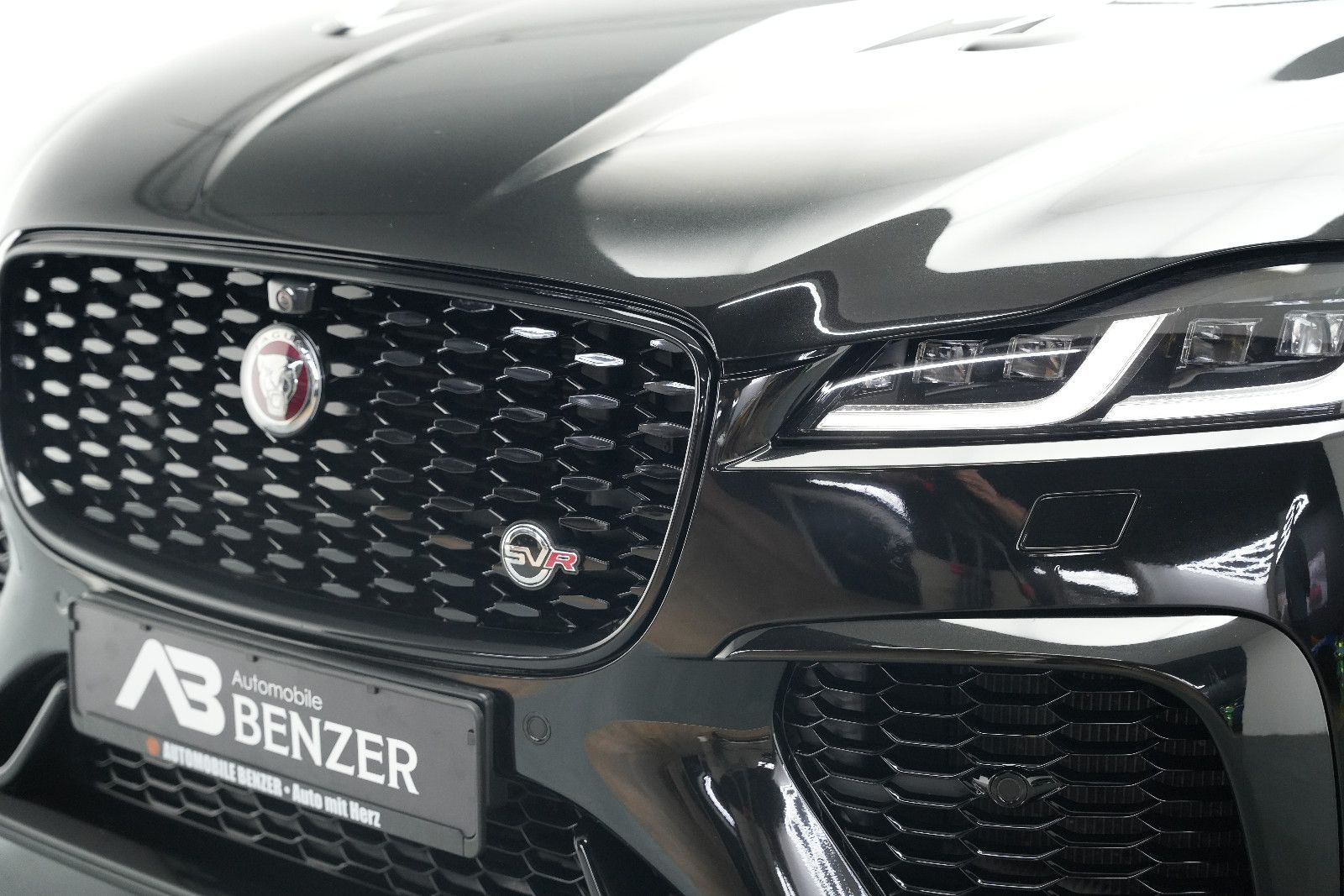 Fahrzeugabbildung Jaguar F-Pace SVR *Panorama*MeridianSurround*360°Memory