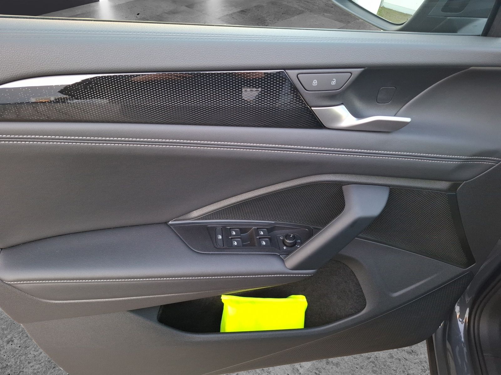 Fahrzeugabbildung Volkswagen Tayron eTSI Life DSG LED AHK NAvi AID ACC RFK SH