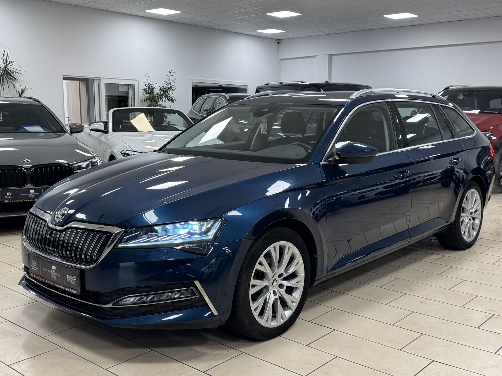 Skoda Superb Style iV AHK*PDC*LED*Navi*CarPlay*SHZ*ACC
