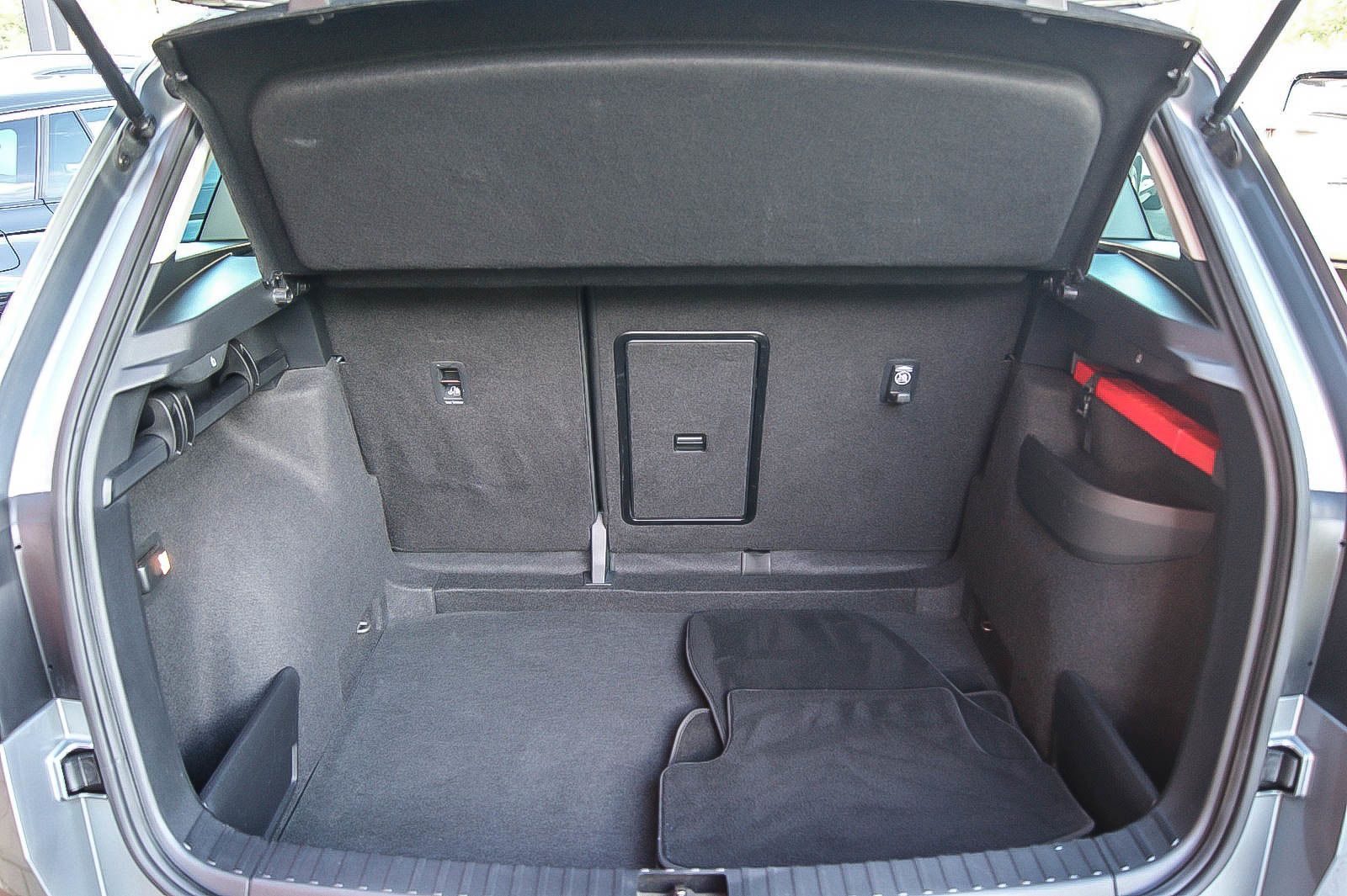 Fahrzeugabbildung SKODA Karoq 1.6 TDI DSG Ambition NAVI ANHÄNGERKUPPLUNG