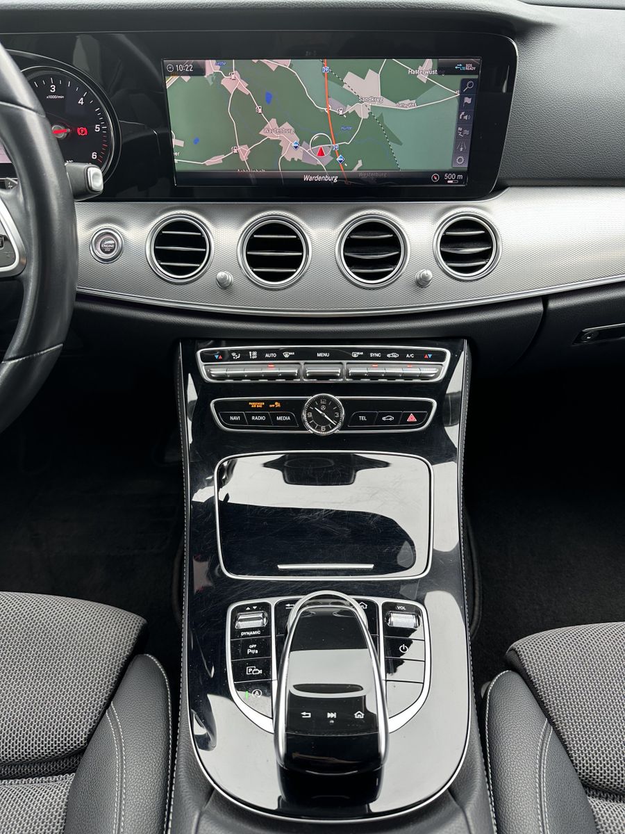 Fahrzeugabbildung Mercedes-Benz E 220d Limousine Avantgarde NAV+LED+AHK+CARPLAY