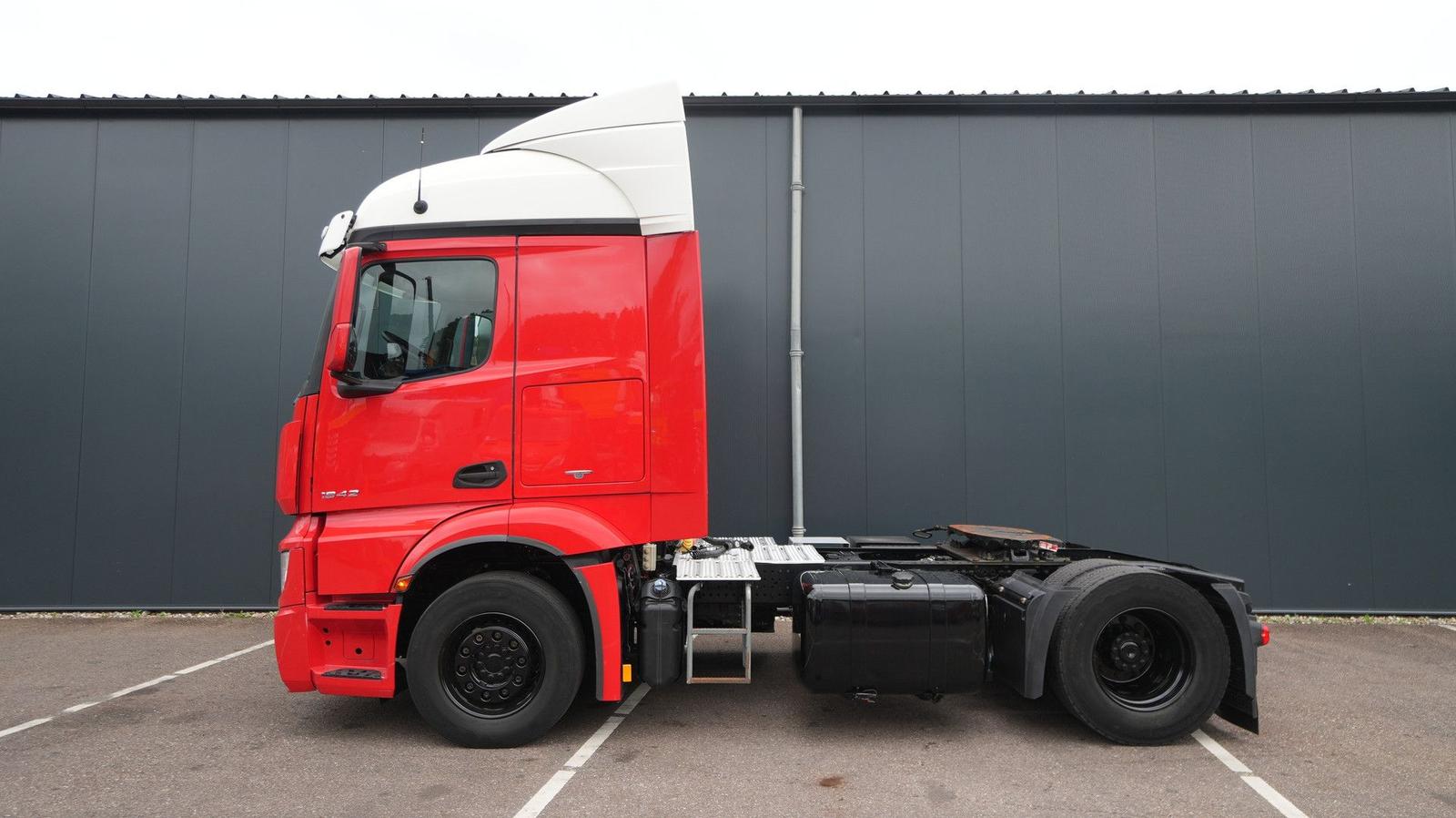 Mercedes-Benz Actros 1942 tractor unit