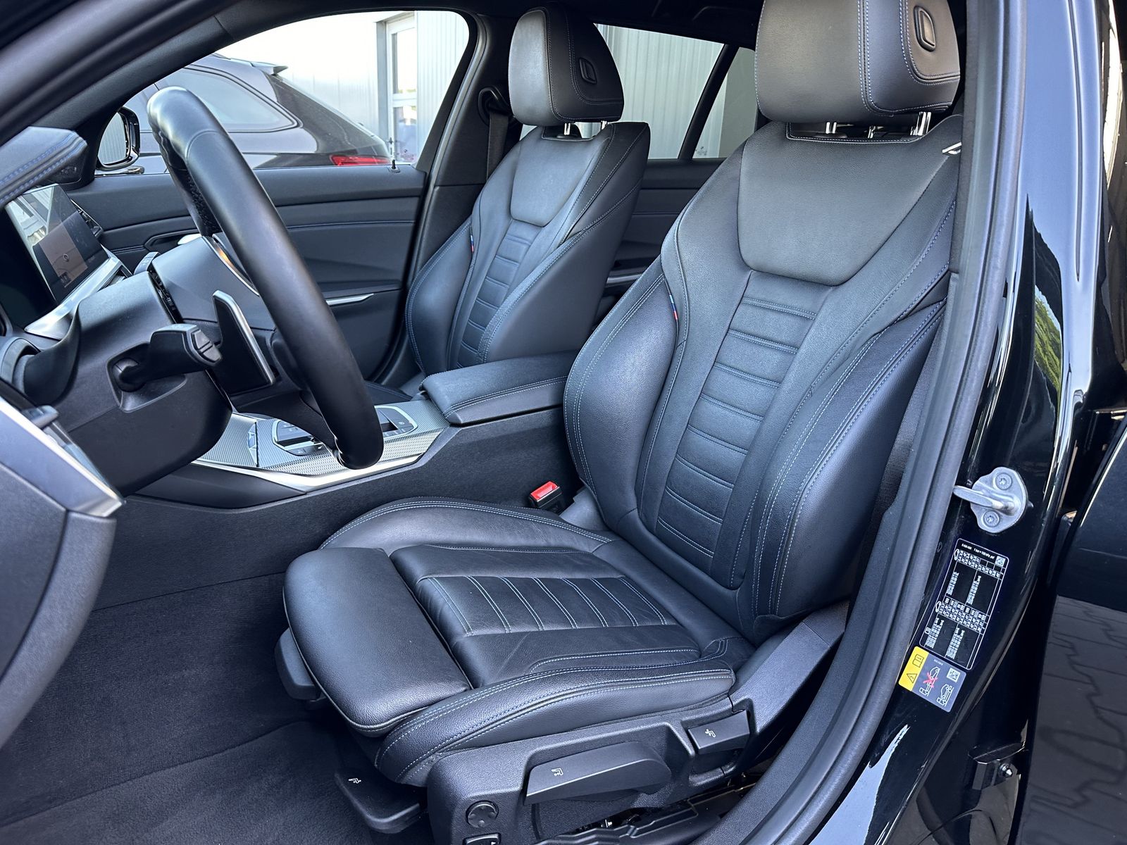 Fahrzeugabbildung BMW 330e Touring M-Sport NAV+LED+AHK+H&K+19ZOLL+1HD