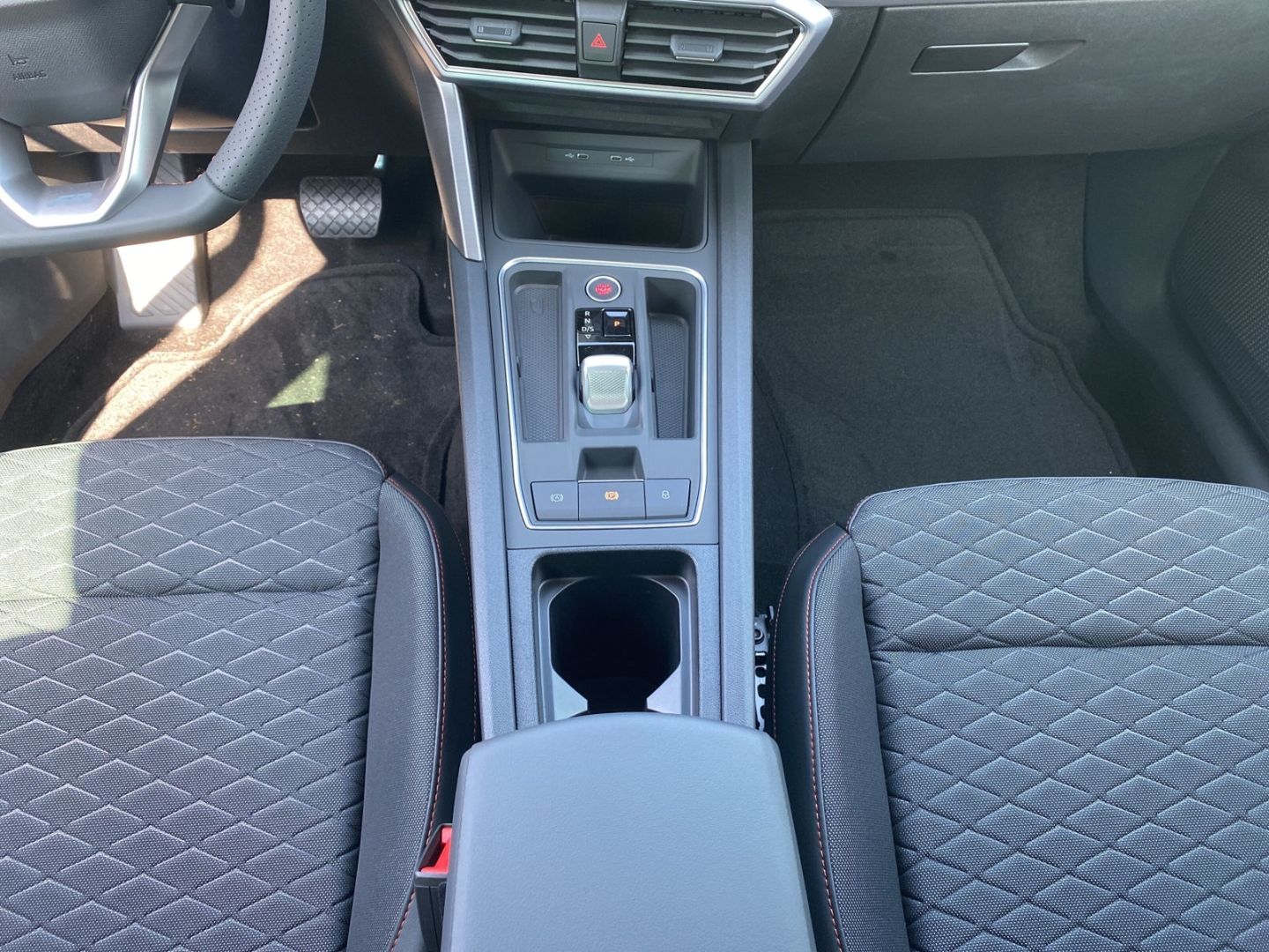 Fahrzeugabbildung SEAT Leon Sportstourer FR 2.0 TDI EU6d *Navi *digital