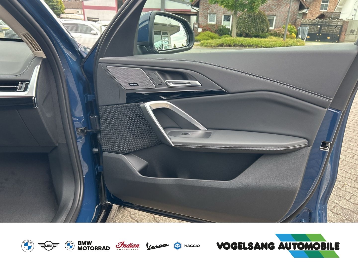 Fahrzeugabbildung BMW iX1 xDrive 30e xLine Park-Assistent HUD AD AHK-k