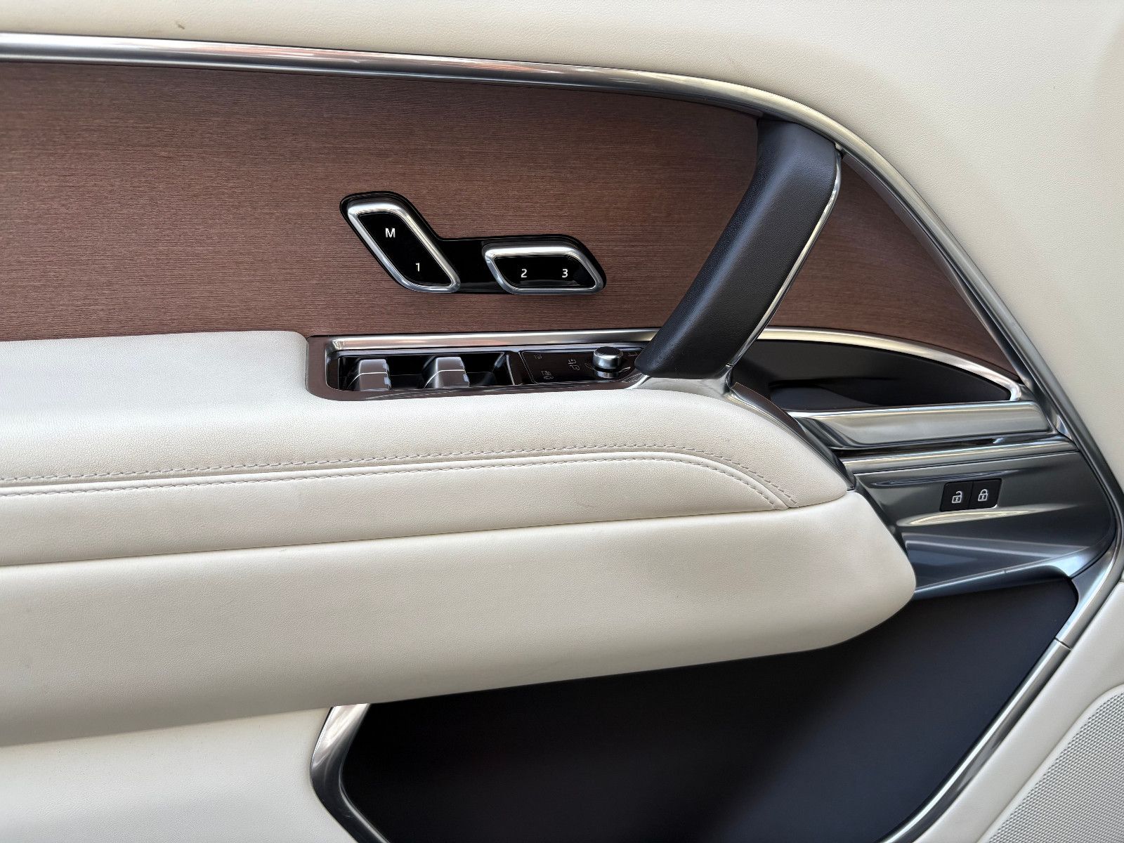 Fahrzeugabbildung Land Rover Range Rover HSE/FOND-TV/MASSAGE/PANO/360°/VOLL