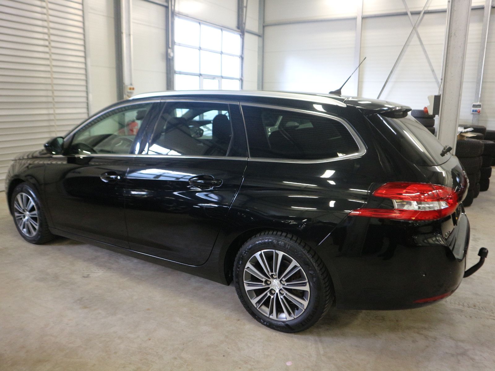 Fahrzeugabbildung Peugeot 308 SW Allure Pack ACC AHK Blis Nav Kam SHZ LED